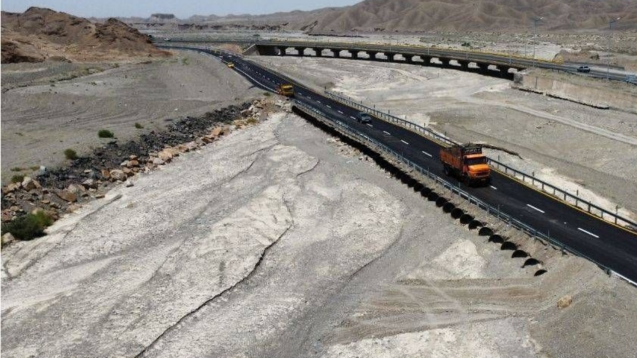 عملیات احداث کنارگذر پل چاه دیوان در محور مواصلاتی زابل، زاهدان به طول ۱.۵ کیلومتر