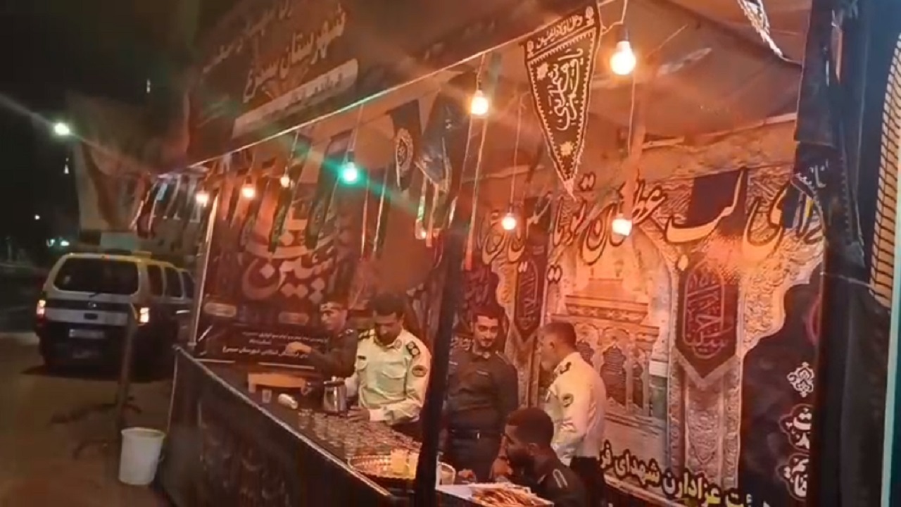 خدمت نیرو‌های انتظامی سیمرغ با راه اندازی موکب در شام غریبان + فیلم