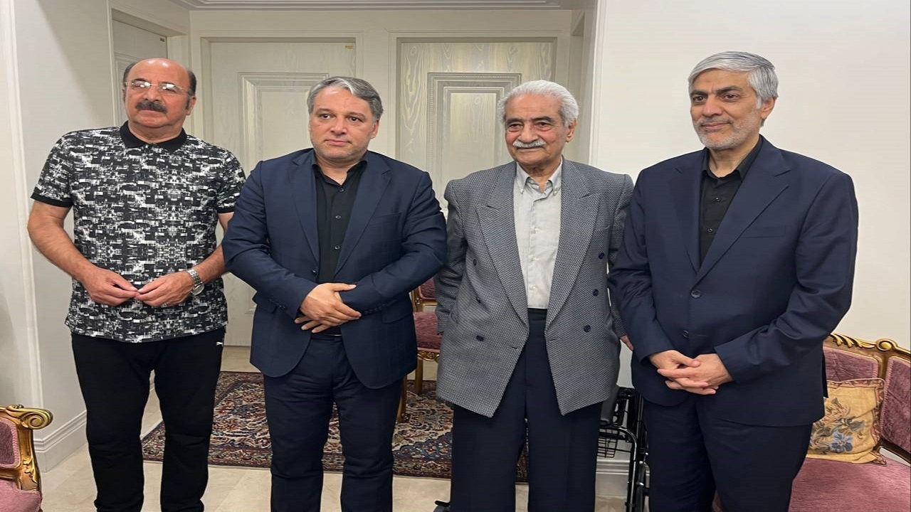 حضور وزیر ورزش و جوانان در منزل پیشکسوت تنیس
