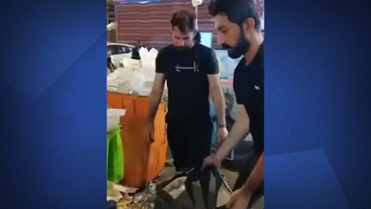 پاکسازی خیابان‌های عراق توسط جوانان پس از مراسم عزاداری
