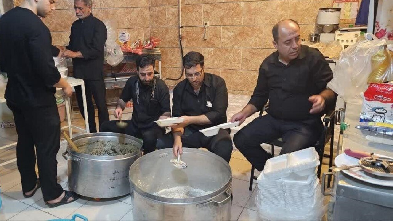 طبخ و توزیع غذای نذری در اشکفتک