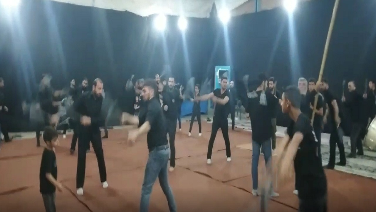 زنجیرزنی عزاداران کاظم آبادی در شب دوازدهم محرم + فیلم