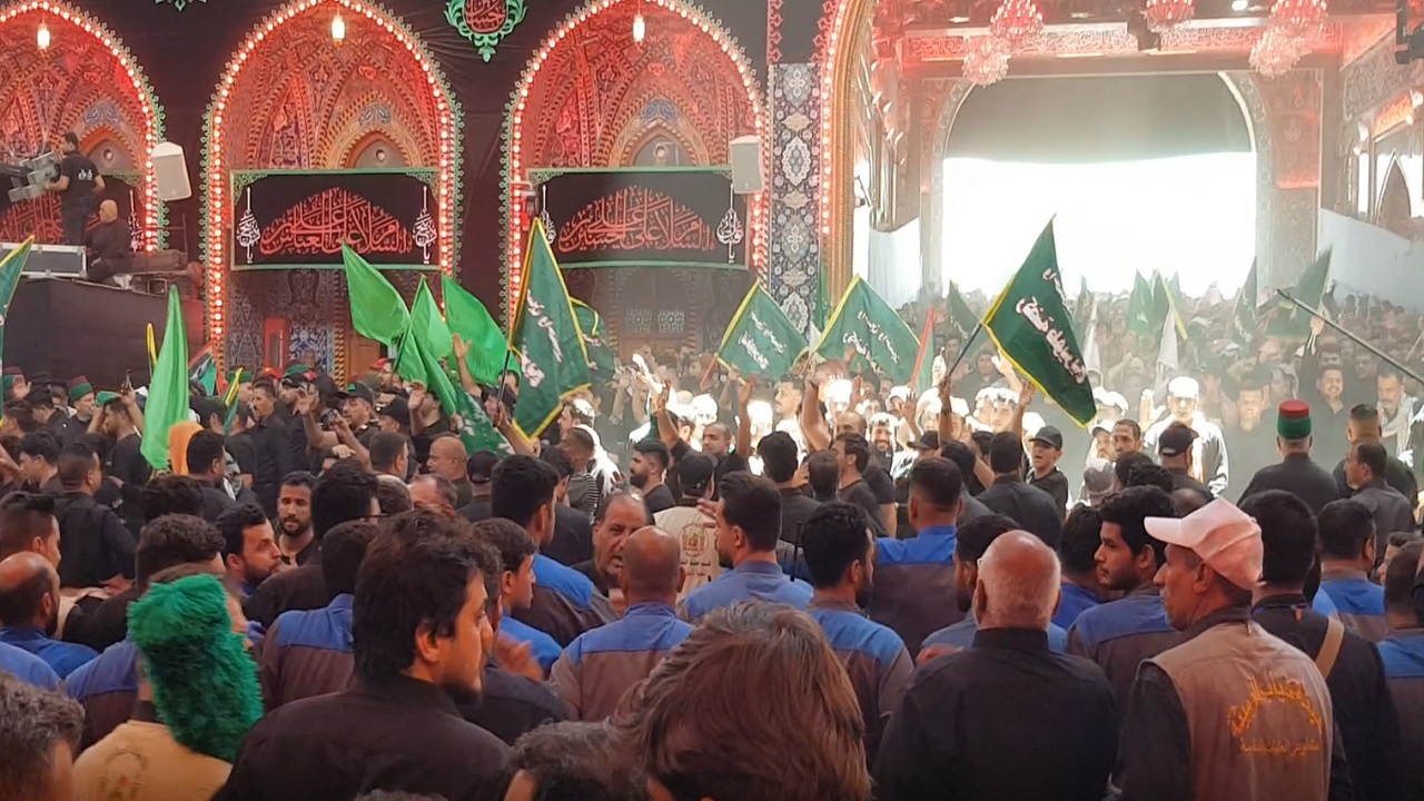 فیلمی از حال و هوای حرم مطهر امام حسین (ع) در روز عاشورا