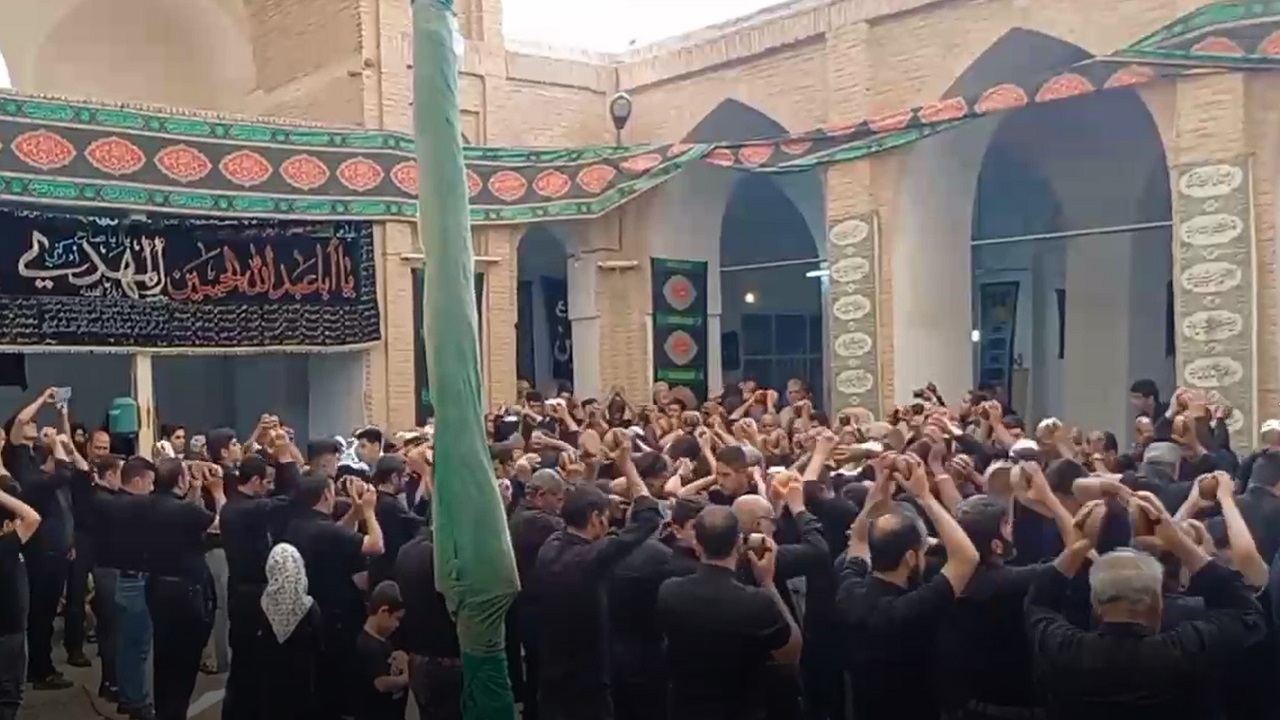 عزاداری سنتی سنگ زنی در سومین روز شهادت امام حسین (ع) + فیلم