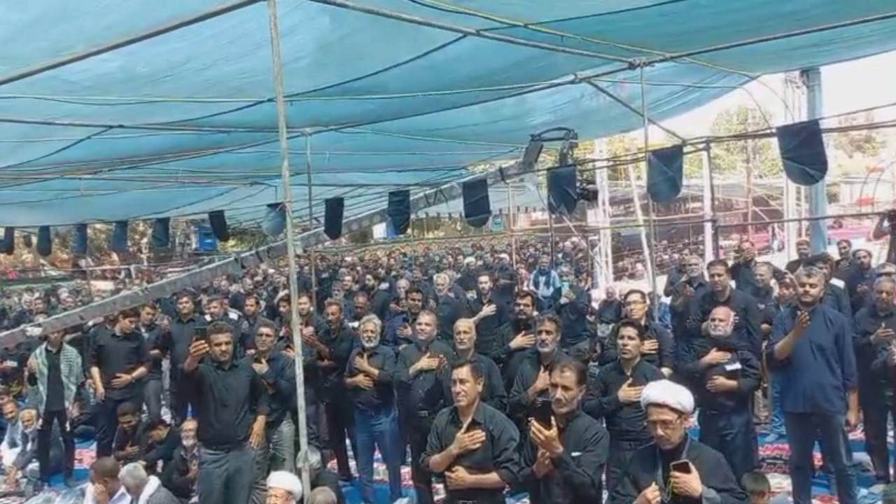 فیلمی از نوحه خوانی عالم اهل سنت در جمع عزاداران حسینی