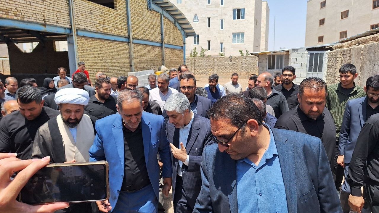 بازدید وزیر ورزش از استخر نیمه تمام شهر شال