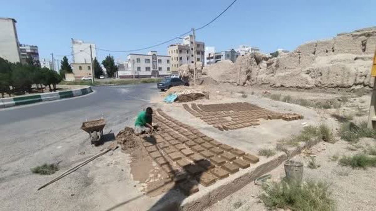 مرمت یکی از بزرگترین بناهای خشتی ایران در دامغان