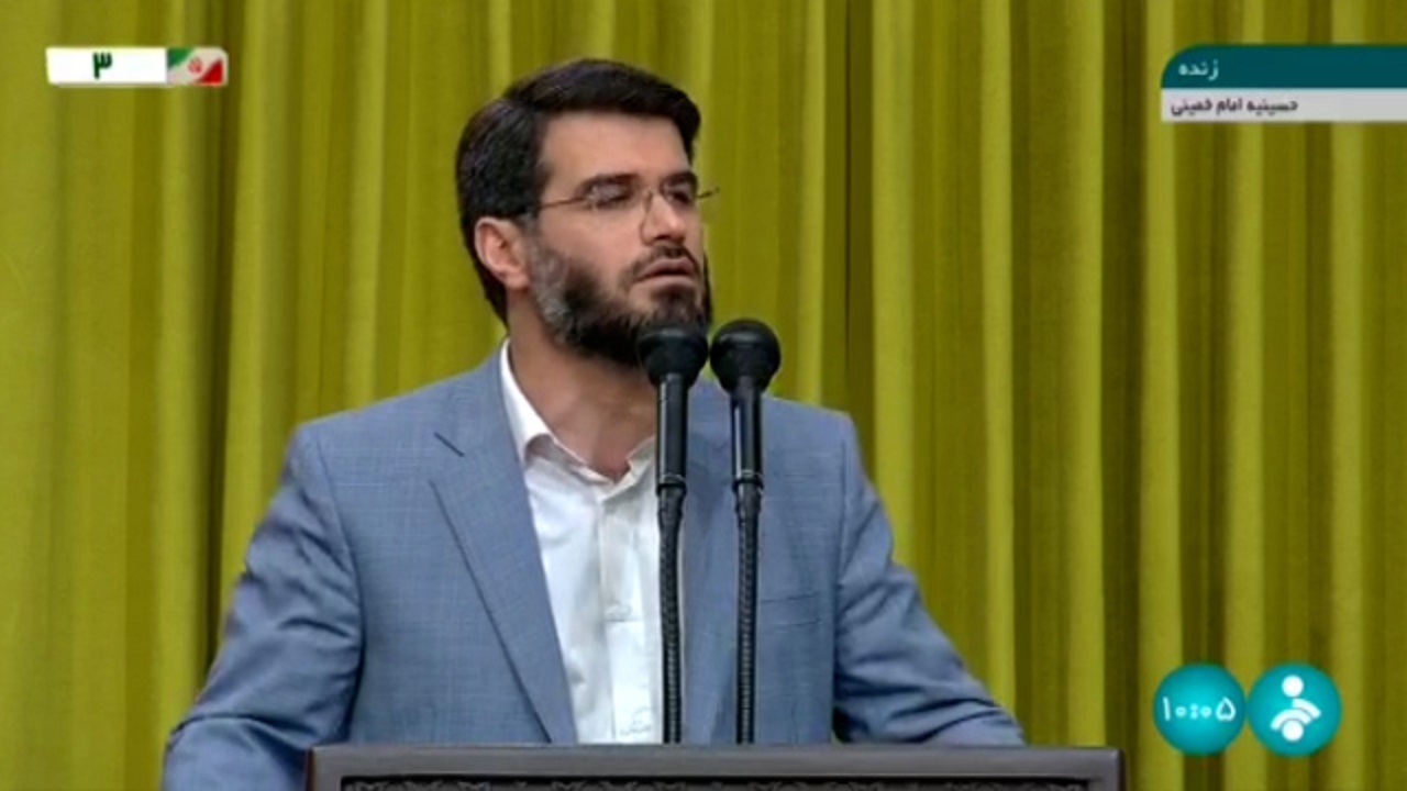 گرامی‌داشت شهدای خدمت در مدیحه سرایی مثیم مطیعی قبل از آغاز سخنرانی رهبر انقلاب