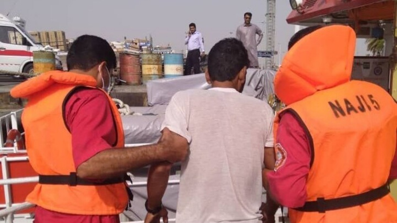 خدمه مضطر لنج صیادی در ۵۰ مایلی بندر چابهار امدادرسانی شد
