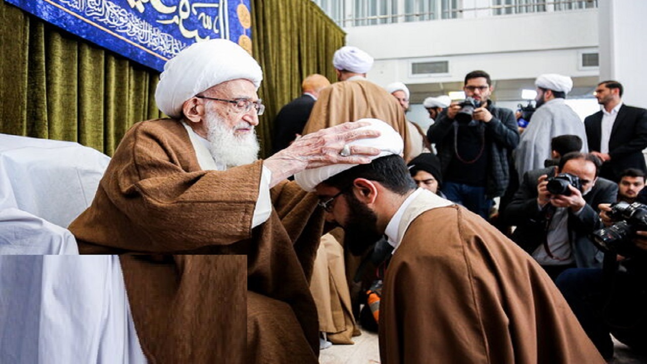 مراسم عمامه گذاری جمعی از طلاب حوزه علمیه در قم برگزار شد