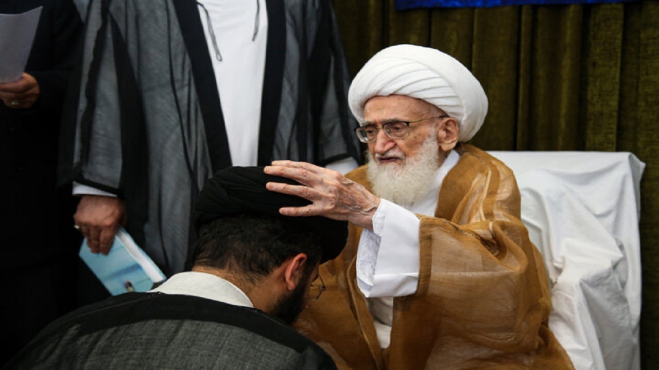 مراسم جشن و عمامه‌گذاری به مناسبت عید غدیر در بیوت مراجع تقلید برگزار شد