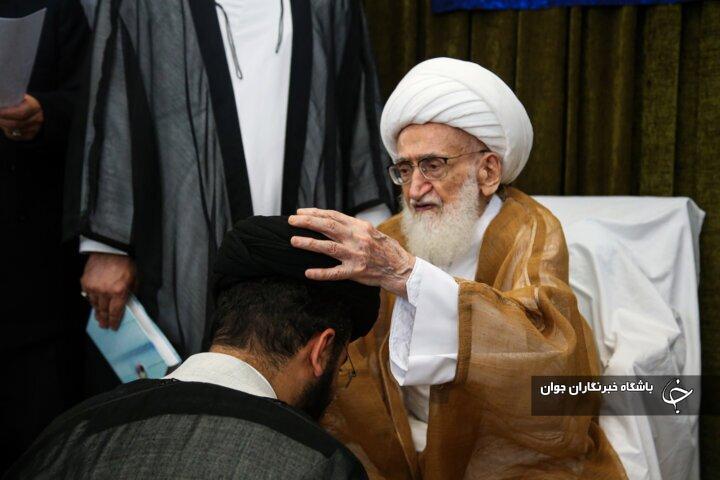 عمامه گذاری به دست مراجع تقلید در قم