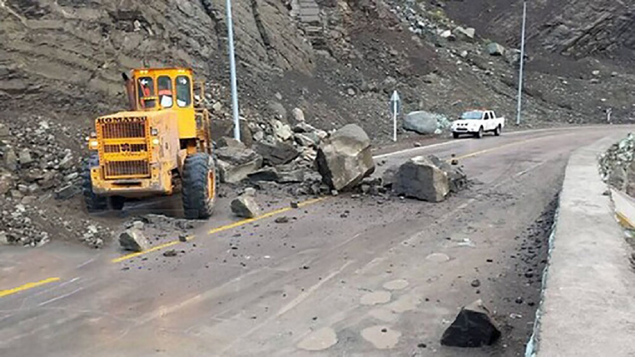 ریزش سنگ بر روی خودرو در محور کندوان