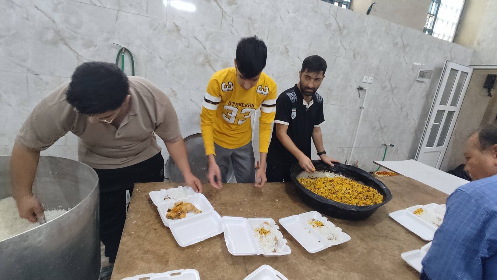 پخت غذای نذری در شهر قائم