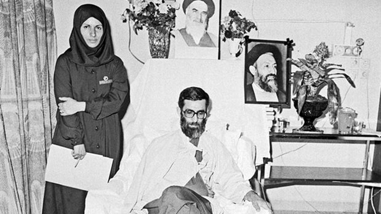 آیت الله سید علی خامنهای بعد از حادثه بمب گذاری درروز ۶ تیر سال ۱۳۶۰ در بیمارستان آیت الله سید علی خامنهای بعد از حادثه بمب گذاری درروز ۶ تیر سال ۱۳۶۰ در بیمارستان