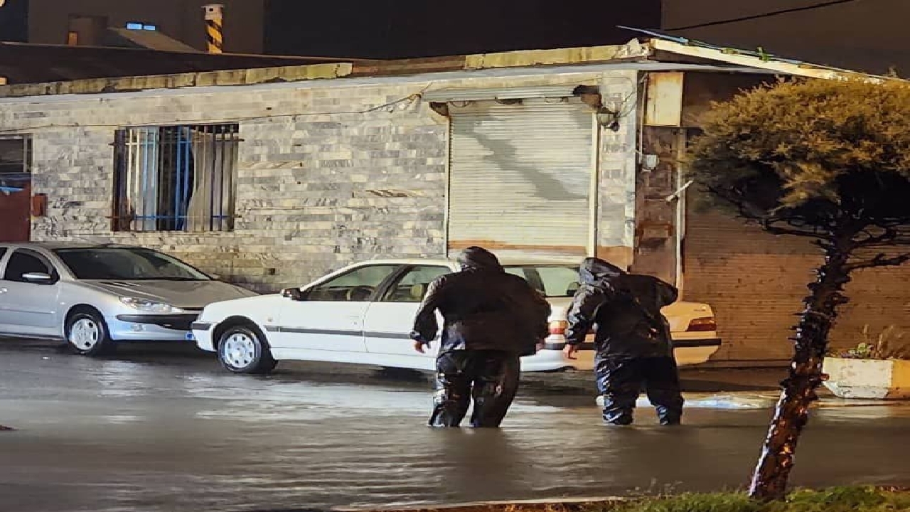 آبگرفتگی منازل و قطعی برق در برخی مناطق بندر انزلی