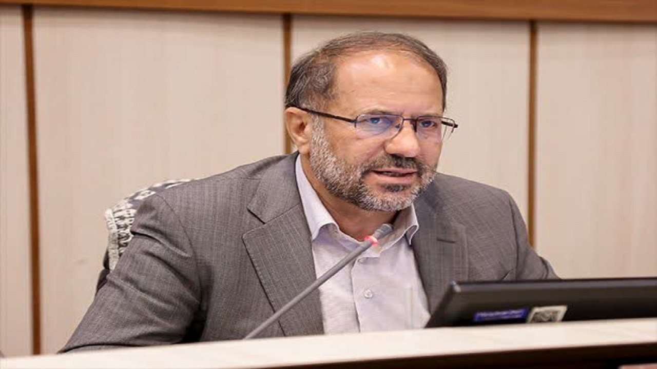 آذین بندی برخی از میادین شهر یزد مناسب نیست