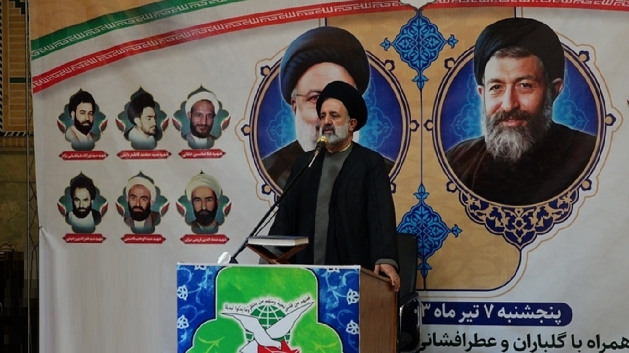مزار شهدای هفتم تیر در قم غبار روبی و عطر افشانی شد