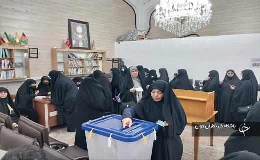 آغاز حضور حماسی مردم قم پای صندوق های رای+تصاویر و فیلم