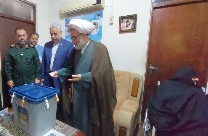 نماینده ولی فقیه گیلان، استاندار و فرمانده سپاه قدس رای خود را به صندوق انداختند