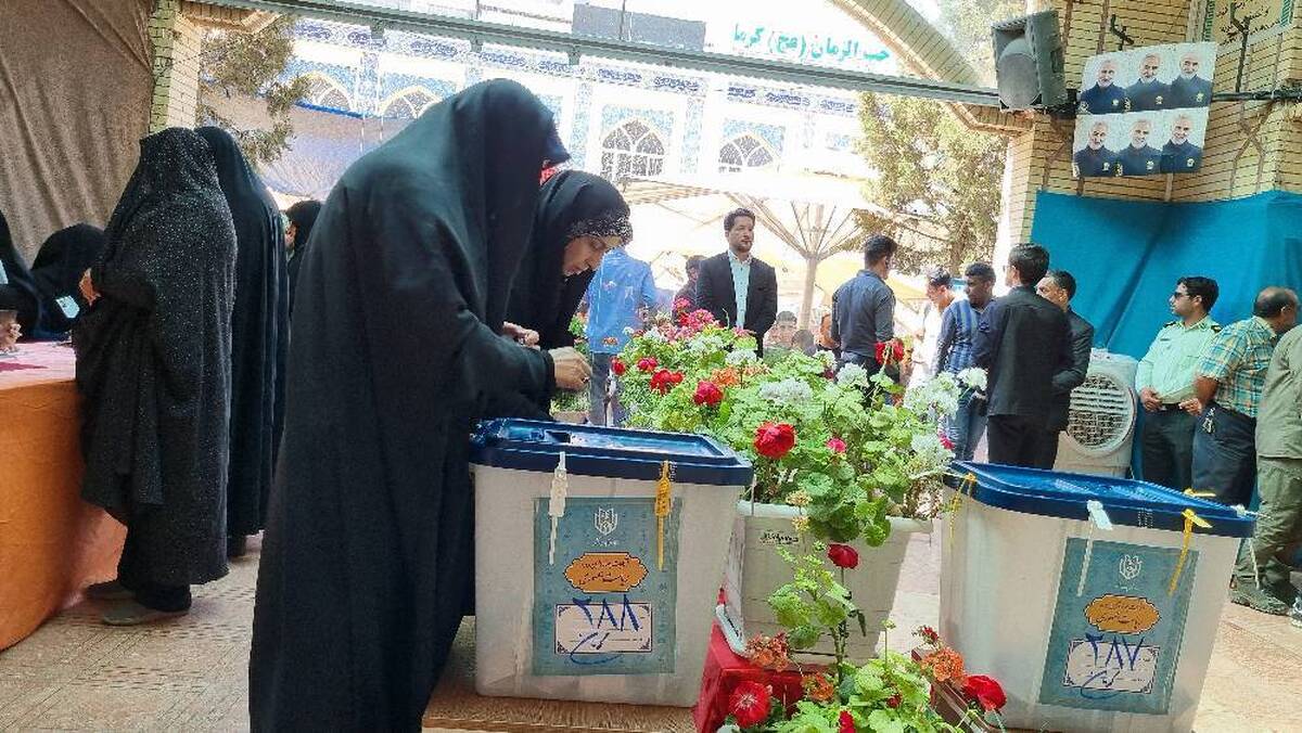 حضور پرشور مردم در صفوف اخذ رای گلزار شهدای کرمان و در جوار مزار شهید سلیمانی
