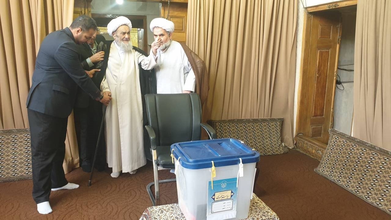 آیت الله مظاهری رای خود را به صندوق انداخت