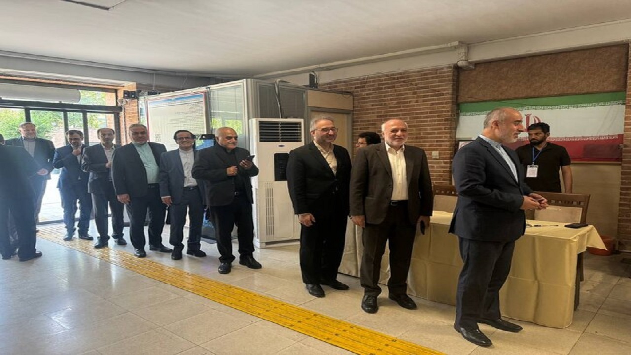 کنعانی رای خود را به صندوق انداخت