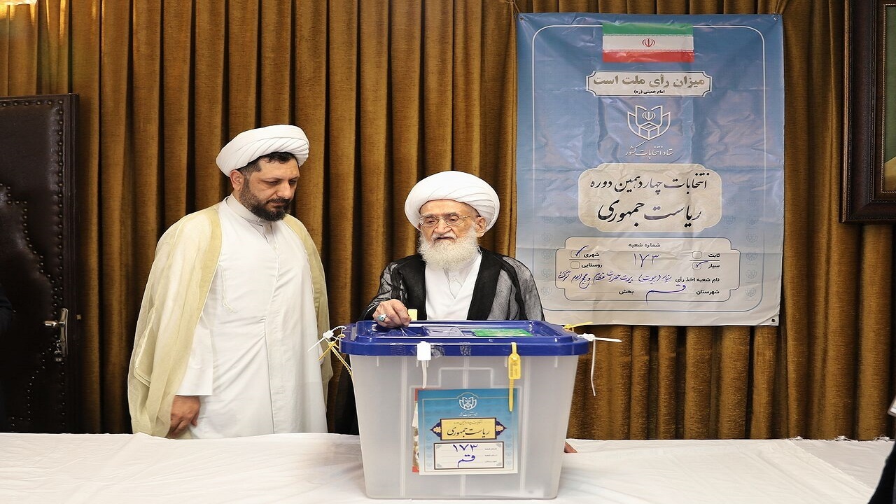 آیت الله نوری همدانی رای خود را به صندوق انداخت