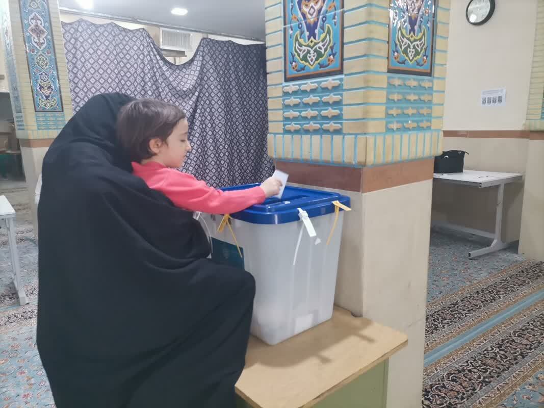 کودکان به همراه مادرانشان در پای صندوق های رای