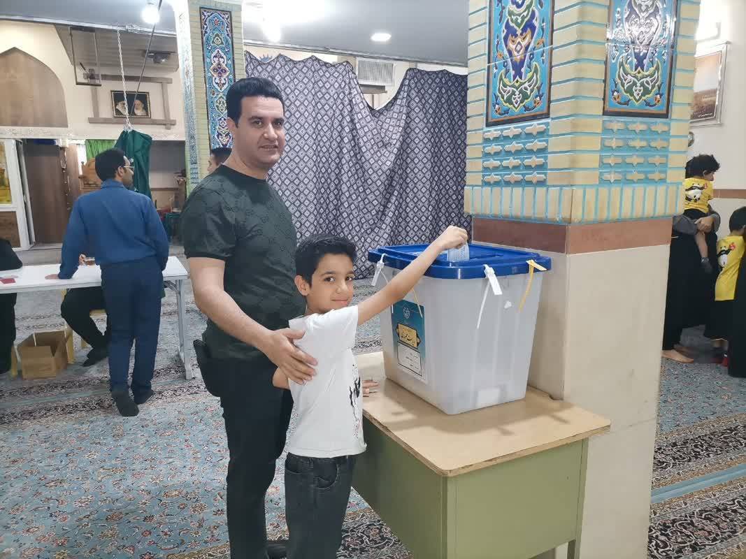 حضور کودکان در پای صندوق های رای