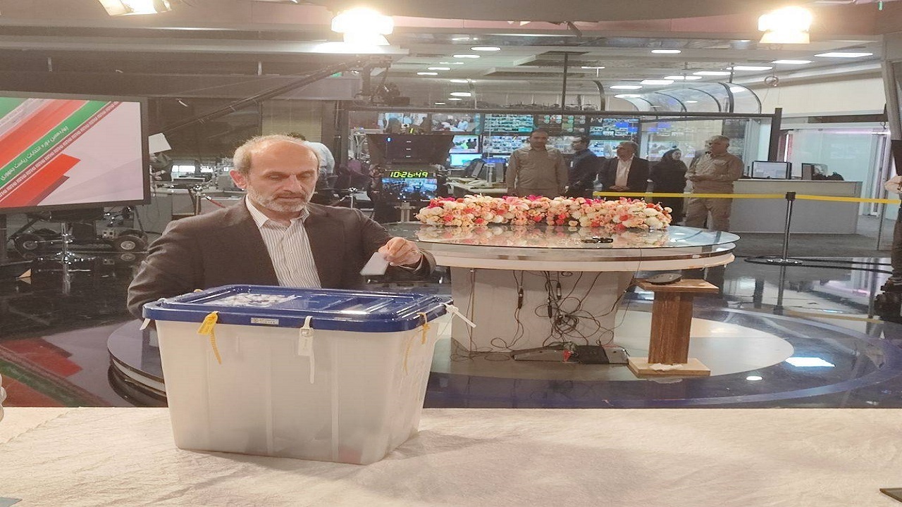 رئیس صداوسیما رای خود را به صندوق انداخت