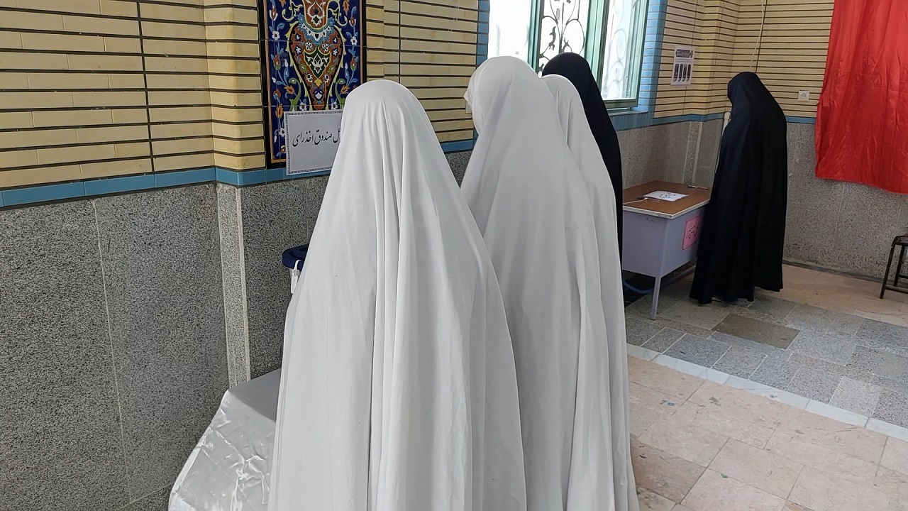 چادرسفیدانِ ورزنه در صف انتخابات