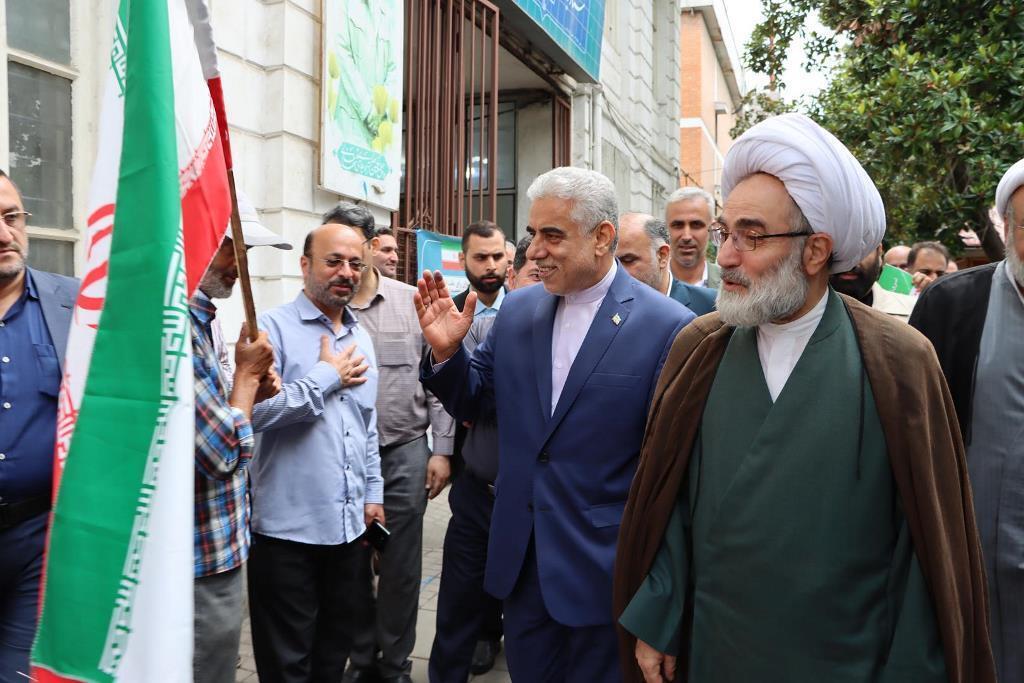 بازدید استاندار گیلان از شعب اخذ رای در مرکز گیلان