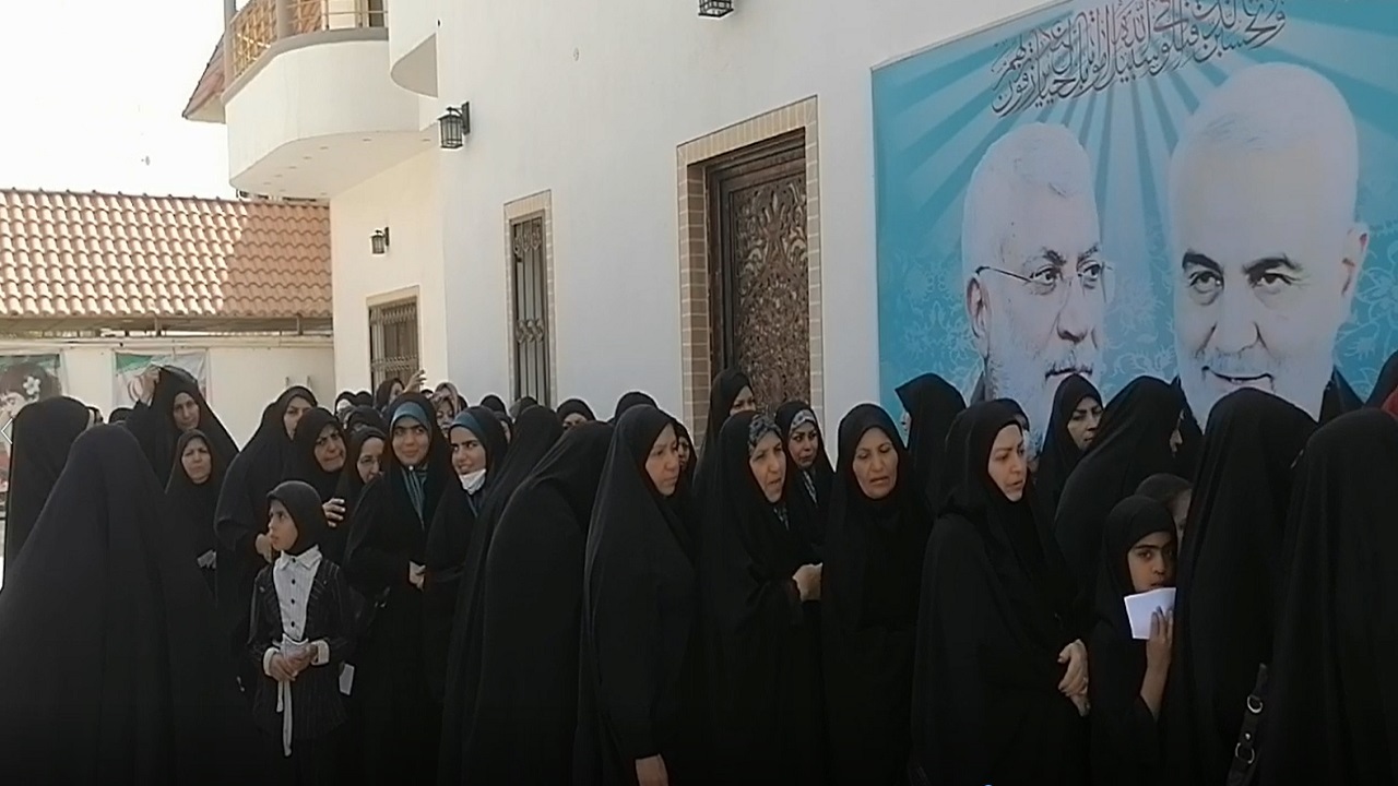 صف بانوان در کنسولگری ایران در بصره برای شرکت در انتخابات + فیلم