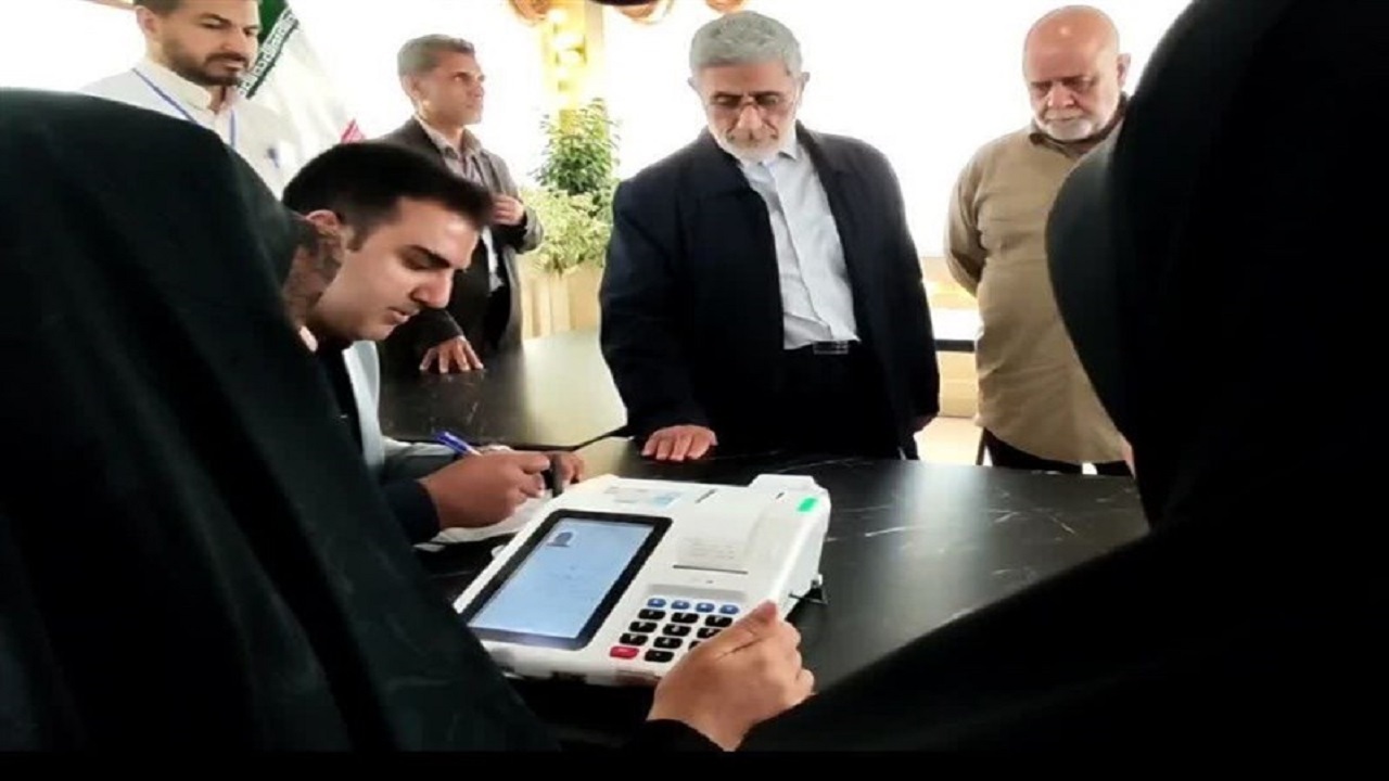 سردار قآانی رای خود را در مشهد به صندوق انداخت