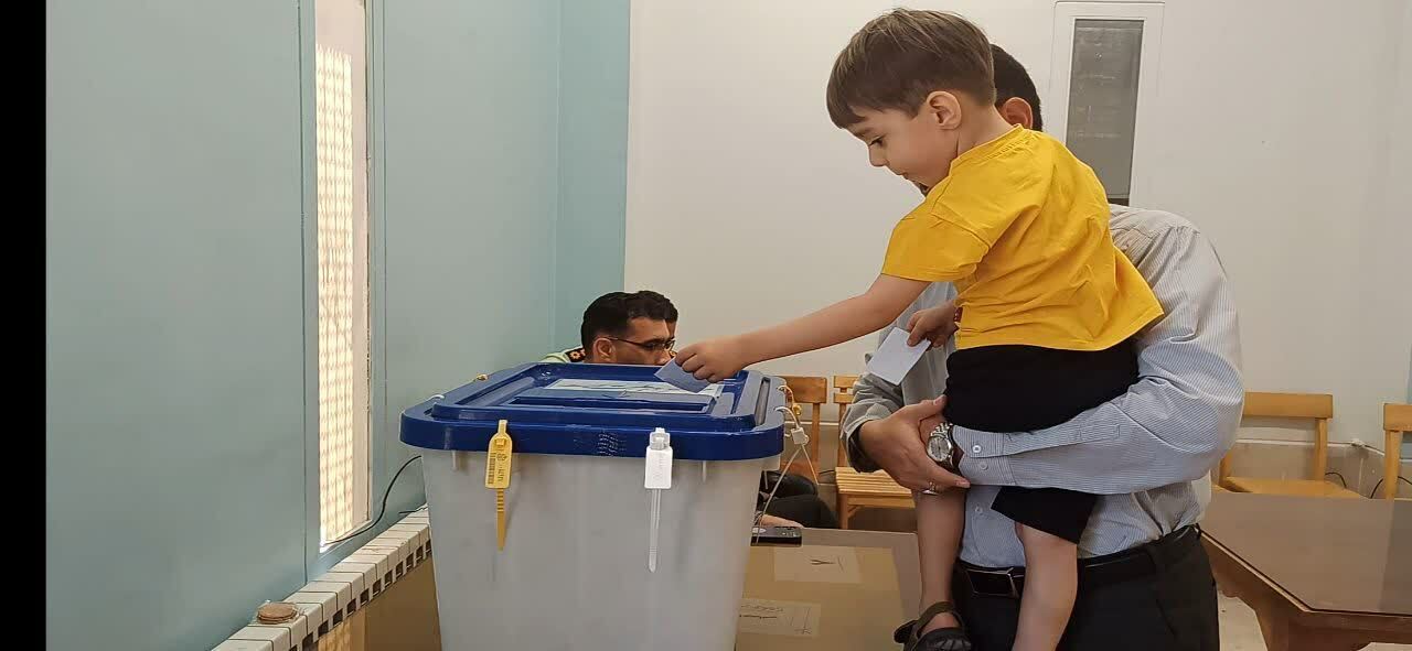 حضور کودکان در حوزه انتخابات