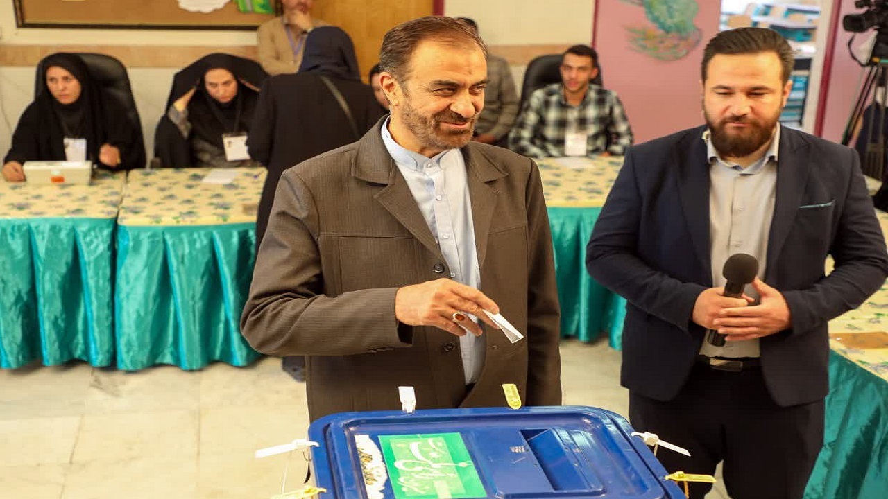 حضور استاندار چهارمحال و بختیاری پای صندوق رأی