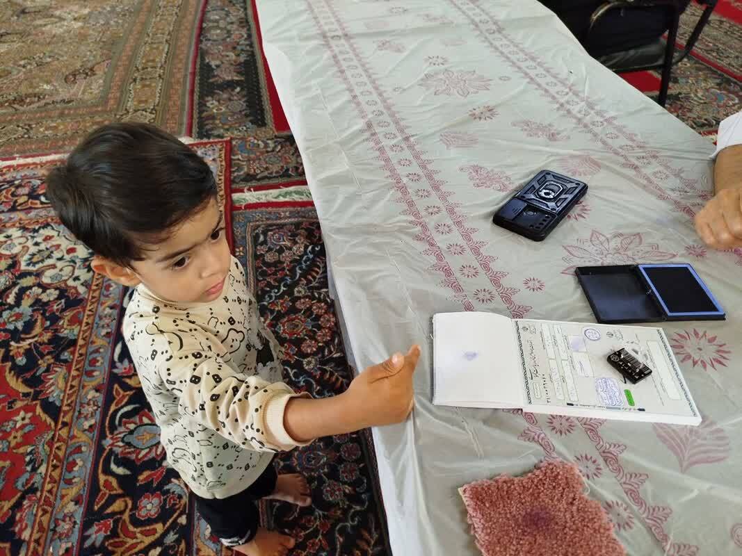 کودکان در کنار میز انتخابات