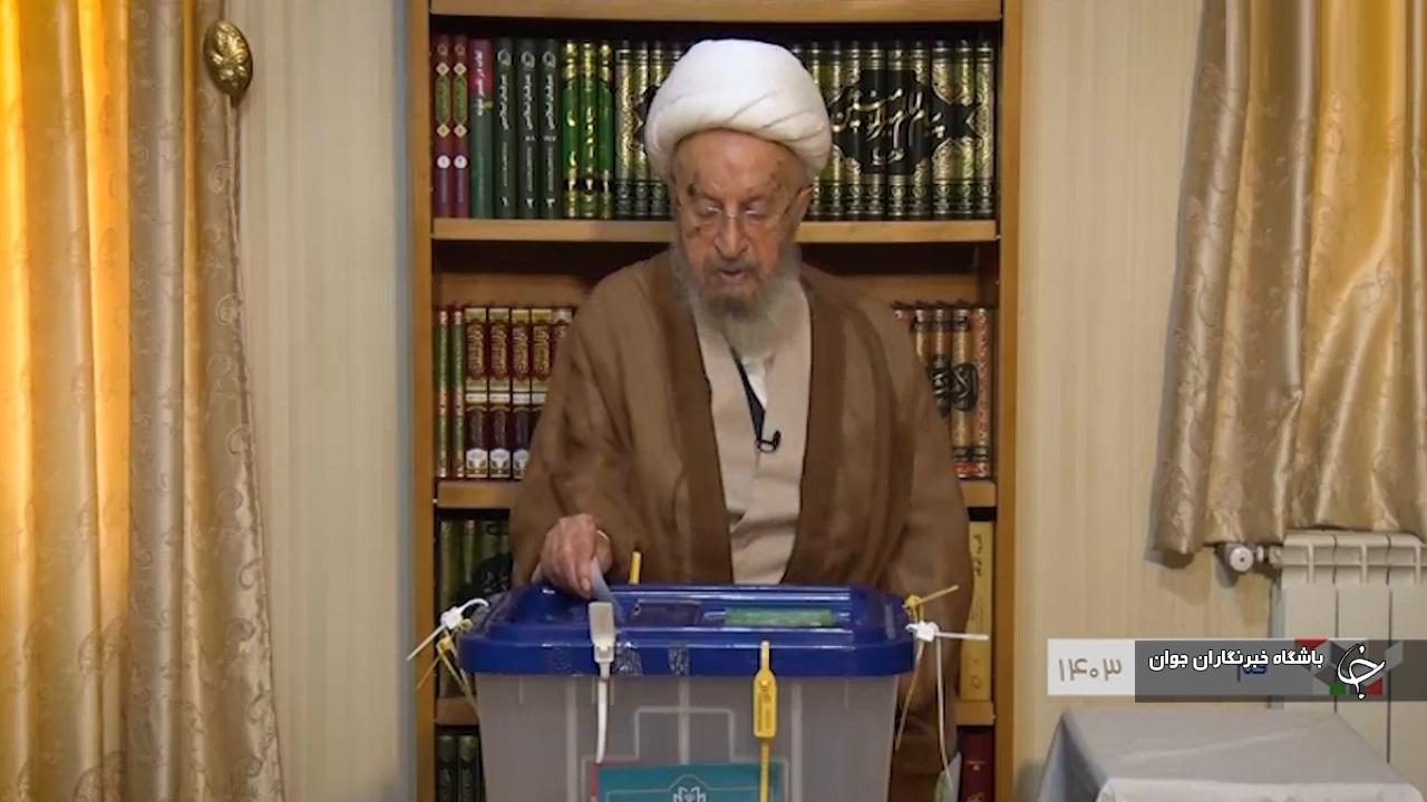 حضور آیت الله مکارم شیرازی در انتخابات ریاست جمهوری+فیلم