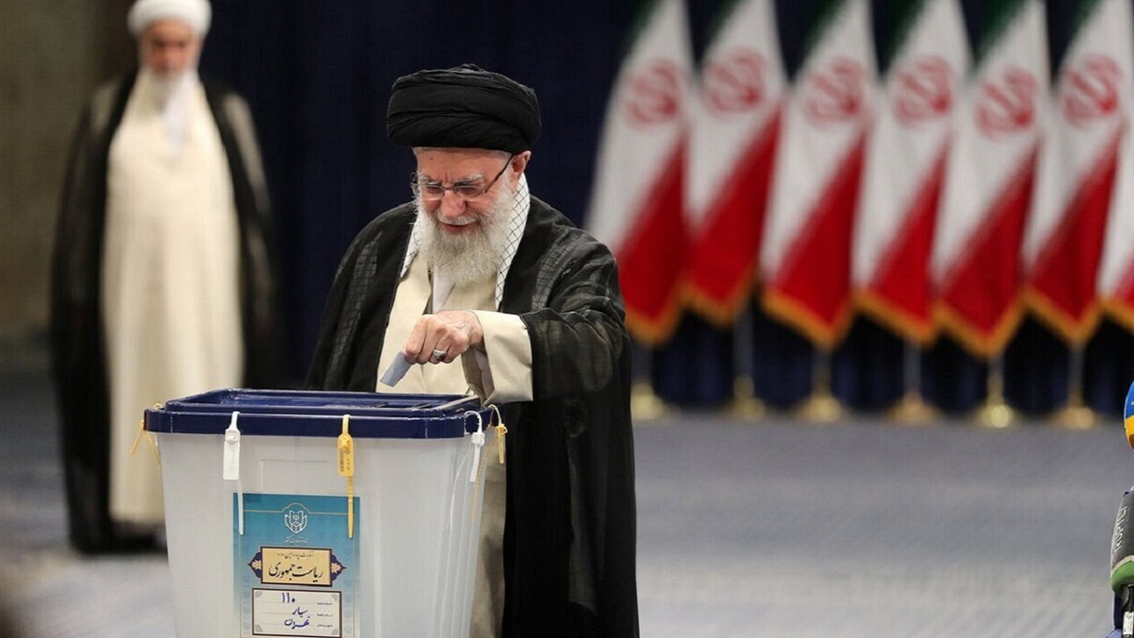 قابی متفاوت از حضور رهبر انقلاب پای صندوق رای + فیلم