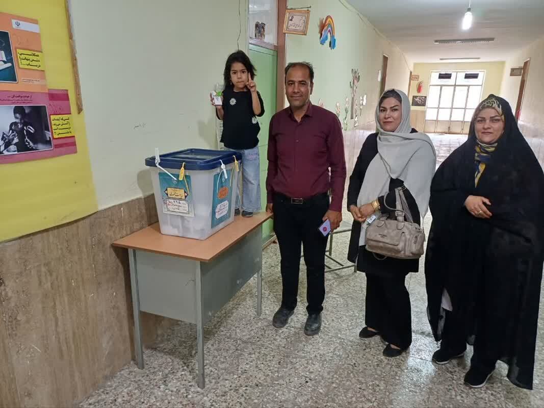 حضور خانواده ها در پای صندوق رای