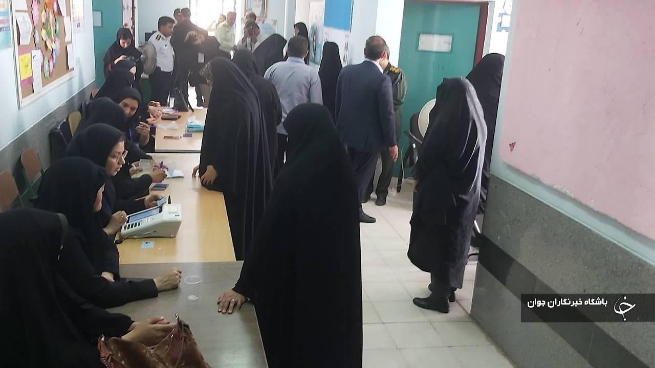 حضور حماسی مردم شهرستان‌های کرمان در انتخابات ریاست جمهوری + فیلم و عکس