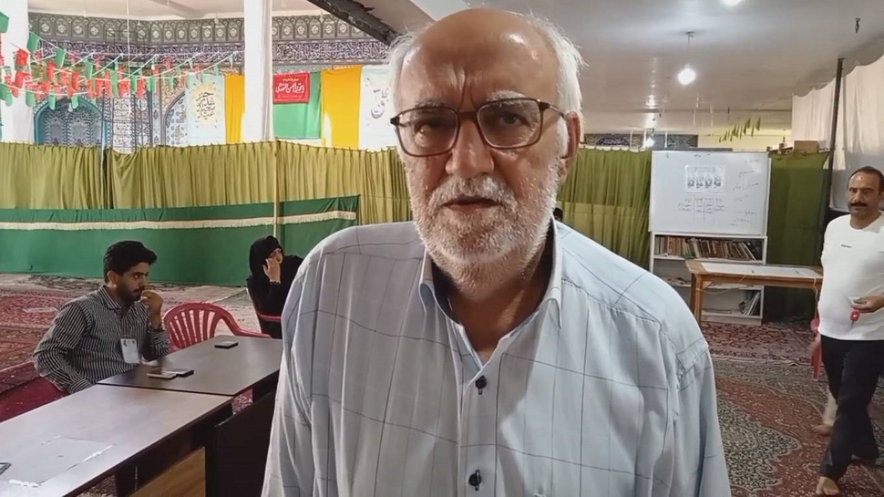 ارادت مرد کهنسالی از شهر ازنا به نظام جمهوری اسلامی ایران با شرکت در انتخابات + فیلم