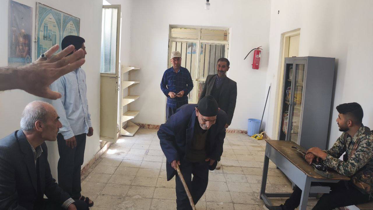 حضور پیرمردی در حوزه انتخابات