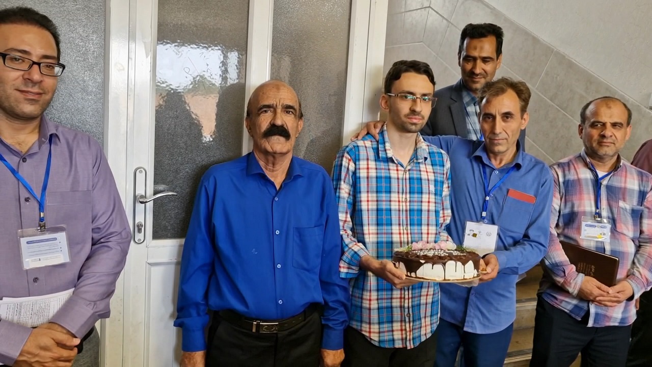 پای صندوق رأی در روز تولد