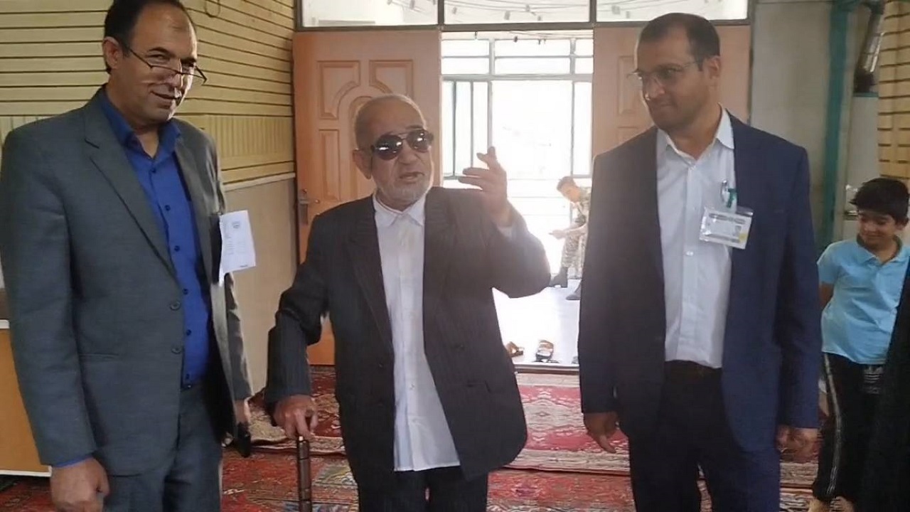 دعوت متفاوت پیرمردی برای شرکت در انتخابات با سرودن شعر + فیلم