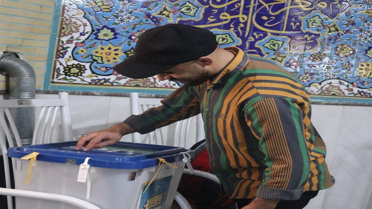 حضور دانشجویان دانشگاه علوم پزشکی کردستان در پای صندوق اخذ رای+ عکس