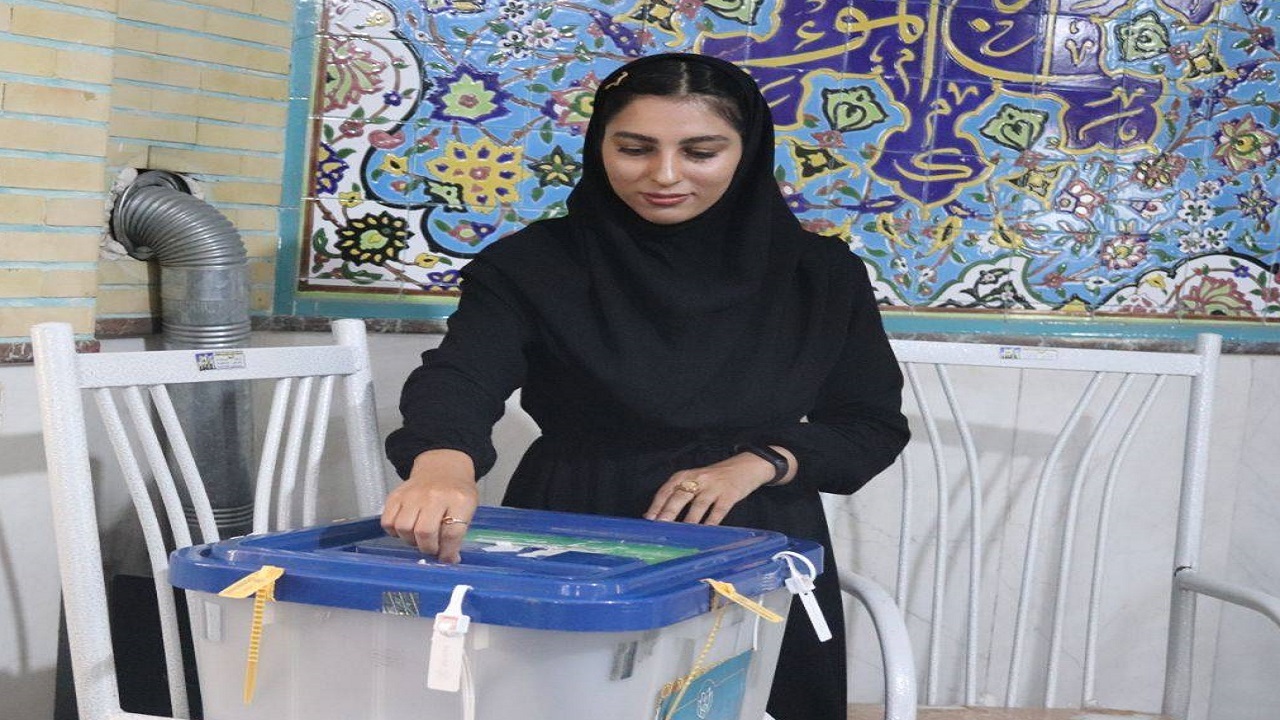 حضور دانشجویان دانشگاه علوم پزشکی کردستان در پای صندوق اخذ رای+ عکس
