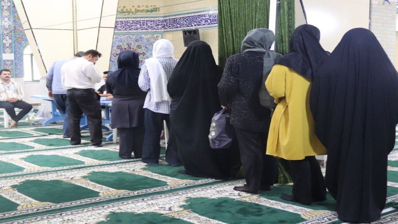 حضور دانشجویان دانشگاه علوم پزشکی کردستان در پای صندوق اخذ رای+ عکس
