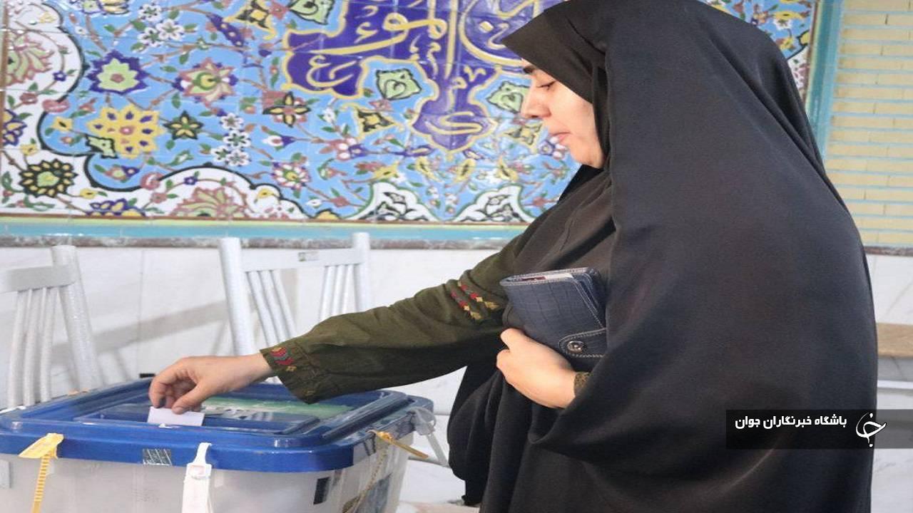 حضور دانشجویان دانشگاه علوم پزشکی کردستان در پای صندوق اخذ رای+ عکس